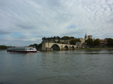 Die berühmte Pont d'Avignon am Ufer der Rhône