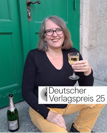 Verlegerin Britta Jürgs mit Weinglas auf einer Steintreppe vor einer grünen Tür sitzend; dazu das Logo "Deutscher Verlagspreis 25"