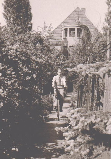 Rückseite Villa Obmann, Fahrradfahrer vermutlich Schwiegersohn, Herr Koch - Archiv W.Malek