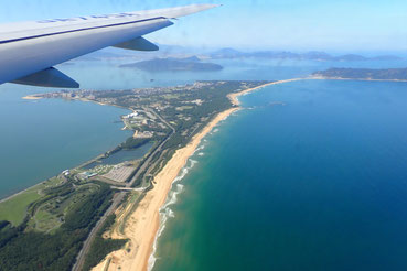 行きの飛行機にて(志賀島と海の中道). 飛行機からの地形観察はいつも心が躍ります.