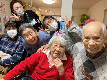 町田市の小規模デイサービスの求人　ご利用者とスタッフ、笑顔の写真。