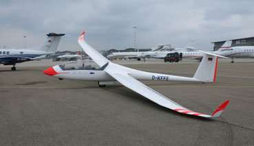 DUO Discus XLT auf dem Rollfeld des Stuttgarter Flughafens