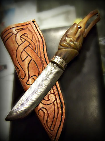 Messerklinge Damaststahl - handgeschmiedet; Griff aus Horn (Auge - Granat); Zwinge aus Silber; Handgenähte Lederscheide 