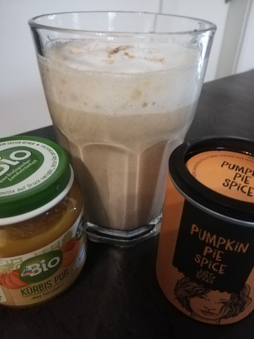 Wenn man es jetzt nicht wüsste, würde man sagen: eine normale hausgemachte Latte macchiato mit etwas Kakoapulver oben. In Wirklichkeit aber Pumpkin Spice Latte. Werbung unbeauftragt unbezahlt.