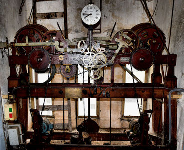 Au premier niveau, l'horloge posée le 15 décembre 1966 - Fabrique Lussault à  Tiffanges (Vendée)