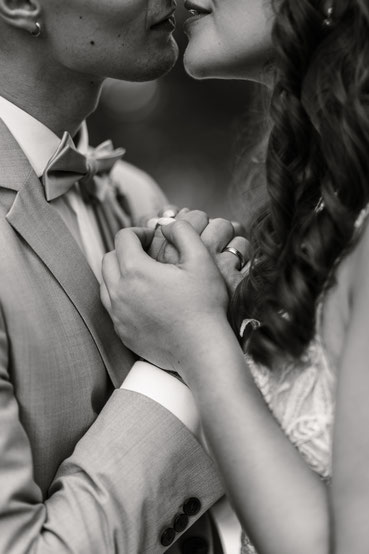 Hochzeitspaar küssend