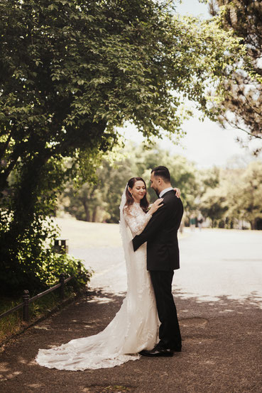 Hochzeitspaar im Viktoriapark in Berlin