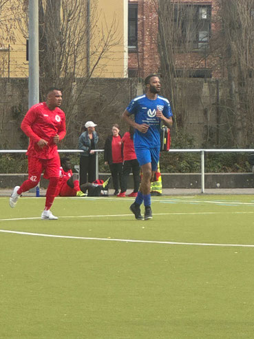 Siegtorschütze Ebrima Manneh (in blau)
