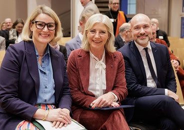 OB Eva Weber, Staatsministerin Ulrike Scharf und Sozialreferent Martin Schenkelberg beim Festakt zur Bilanz des Aktionsplan Inklusion [Foto: Ruth Plössel, Stadt Augsburg]