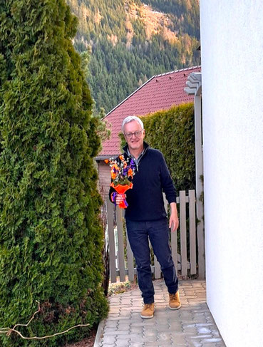 Dreimal ums Haus, dann geht´s wieder mit Helga zum Theatereintritt zur letzten Aufführung heute am Palmsonntag