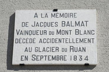 La plaque en l'honneur de Jacques Balmat, posée au mur de La Maison de La Montagne