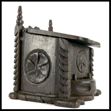 Bel exemple d'art populaire avec cette boite en bois sculpté de la région du Queyras. Objet ancien décoré à ses 4 coins de mélèzes stylisés.
