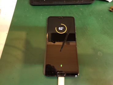 仮組付けしたバッテリーン充電チェックしているHuawei P20pro