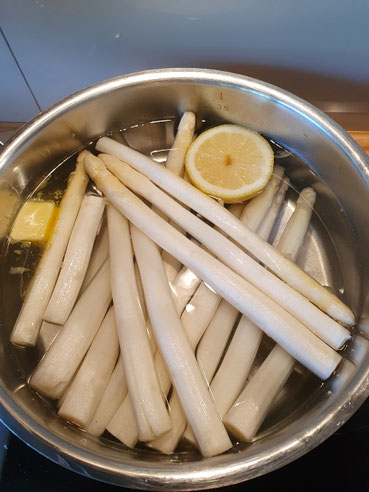 Spargel im Topf bereit zum Garen