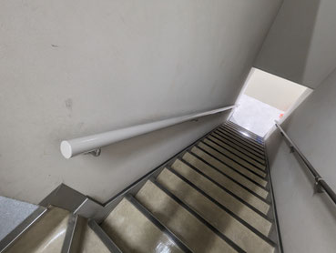 階段及び吹抜け手摺塗装：工事後