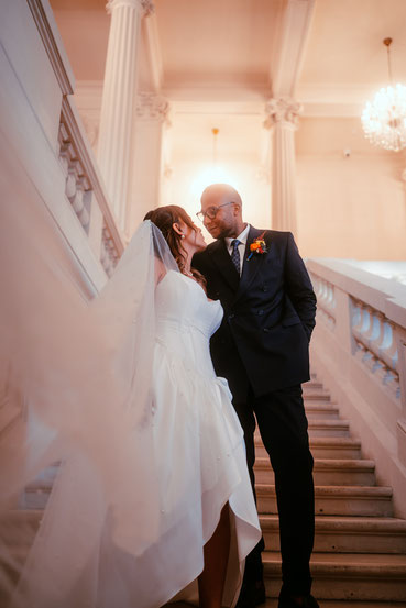 Mariés sur un escalier lors d’un mariage organisé près de Paris et décoré par My Daydream Wedding