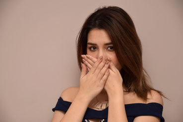 顔を隠すナイトワークの女性