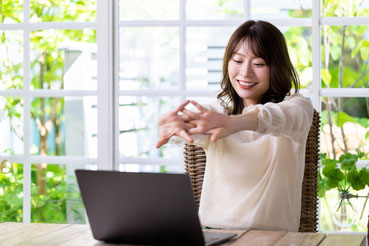 在宅ワークでリラックスしている女性