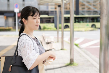 通勤でバスを待つ女性