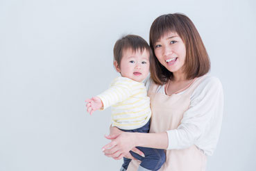 赤ちゃんをあやしている女性