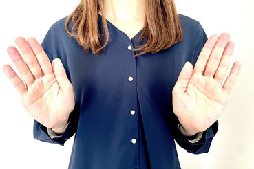 過剰なスキンシップを嫌がる女性のイメージ
