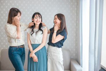 友人と楽しそうに話している女性達