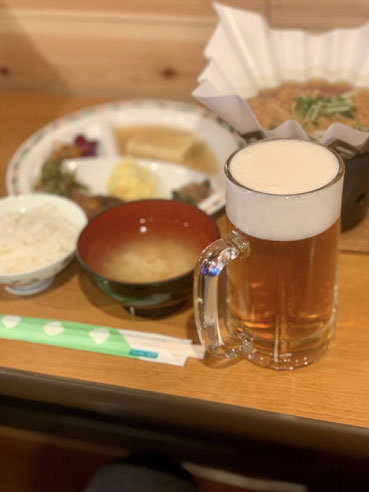 根石岳山荘での贅沢な夕食と生ビール