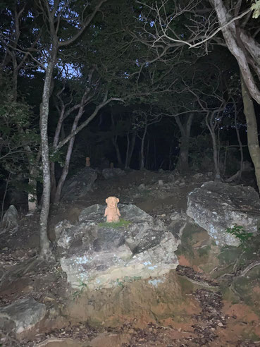 埴輪（はにわ）に見守られながらの登山道