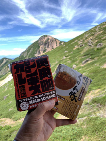 根石岳山荘からの西天狗岳と大原屋のレトルトカレー