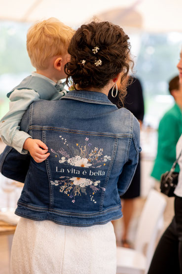 spijkerjasje bruid met trouwkaartje als inspiratie