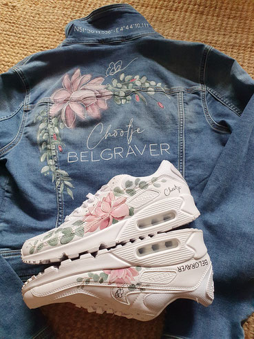 beschilderde sneakers van nike voor bruid met tekst en bloemen