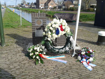 Monument bij Stokersverlaat Appelscha ter nagedachtenis aan Franse parachutisten