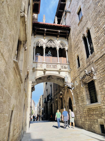 Pont del Bisbe - hübsches Bauwerk im gotischen Viertel Barcelonas