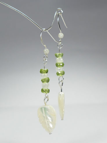 Boucles d'oreilles avec perle de péridot du pakistan, pierre de lune d'Inde et nacre