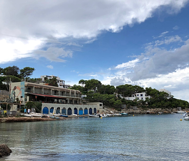 Baai van Portinatx met hotel Los Enamorados