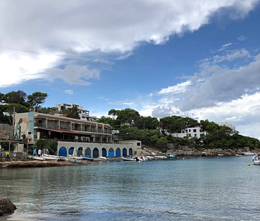 Baai van Portinatx met hotel Los Enamorados 