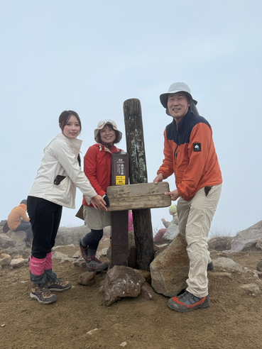 今回も山頂は霧だった(笑)焼岳のプレートが割れていたため押さえて持っての記念撮影✨