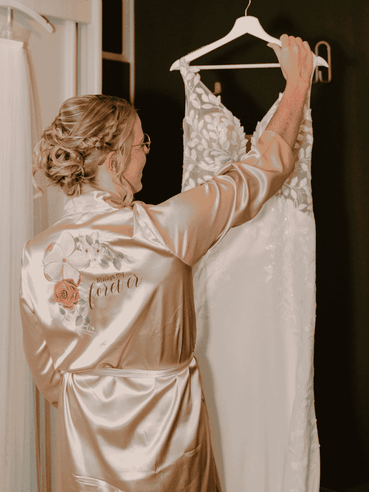 bruid draagt kimono start troiwdag