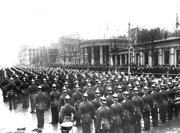 Armeeaufmarsch vor dem Elisenbrunnen