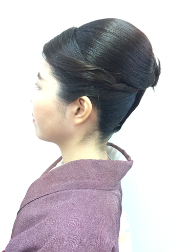 和装のヘアセットの定番の夜会巻きでウットリ 綺麗な夜会は襟足できまる