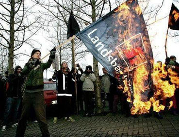 Demonstranter brænder Landsbankens fane