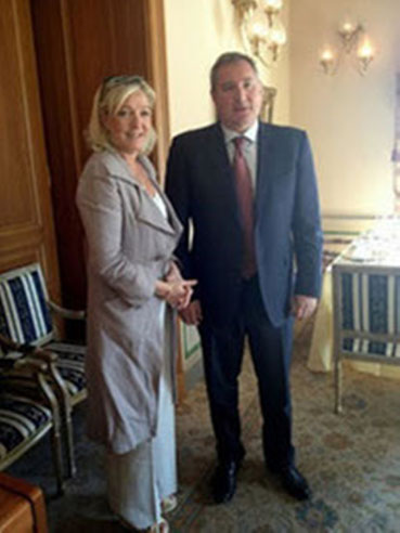 Marine Le Pen fra Front National og Dmitry Rogozin, stedfortrædende russisk ministerpræsident