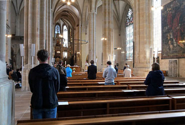 Gottesdienst mit begrenzter Teilnehmerzahl (Bild: Peter Weidemann / pfarrbriefservice.de)