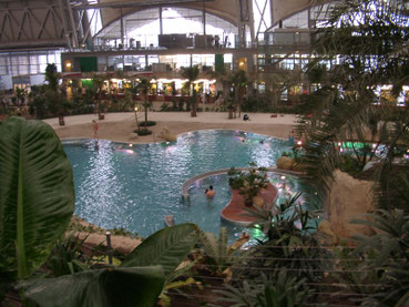Großer Pool in der Halle von "Tropical Islands"