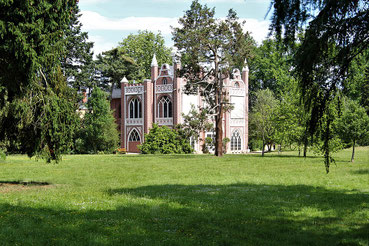 DAS "Gotische Haus" gehört zu den Gebäuden im Park, die besichtigt werden können.