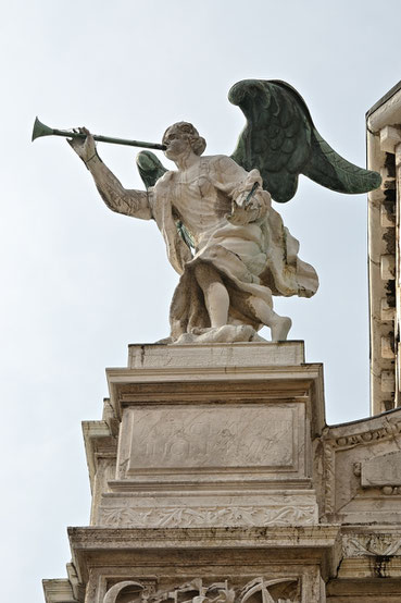 Engel mit Trompete aus der Offenbarung des Johannes auf der Fassade eines Palastes in Venedig. 