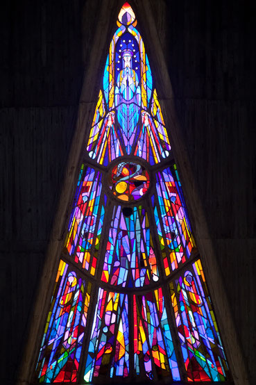 Marien-Fenster in der Notre Dame-Kirche in Royan/Frankreich