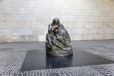 Skulptur "Mutter mit totem Sohn"
