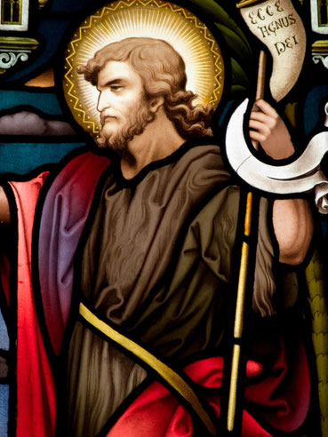 Glasfenster mit Johannes dem Täufer in einer katholischen Kirche in Dublin/Irland