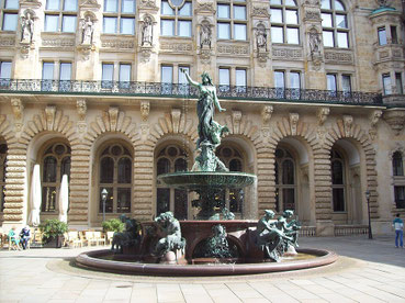 Hygienebrunnen im Innenhof des Rathauses